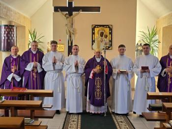 Arcybiskup Mieczysław Mokrzycki udzielił alumnom Wyższego Seminarium Duchownego w Brzuchowiczach posługę lektora i akolity. title=